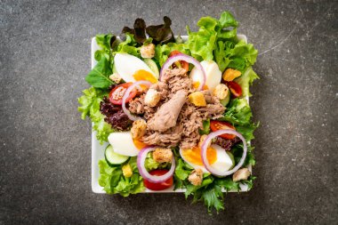 Sebze salatası ve yumurta ile tuna