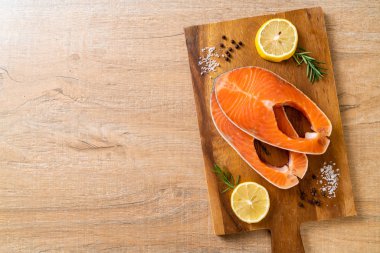 taze çiğ somon fileto biftek