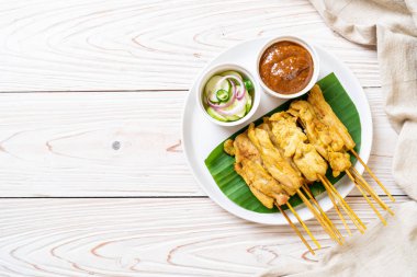 Domuz Satay-ızgara domuz fıstığı sosu veya tatlı ile servis ve 