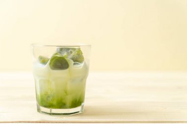 Matcha yeşil çay buzlu süt ile