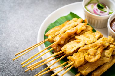 Domuz Satay-ızgara domuz fıstığı sosu veya tatlı ile servis ve 