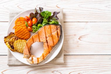 sebze ile ızgara somon biftek fileto