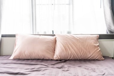 Yatakta rahat yastık 