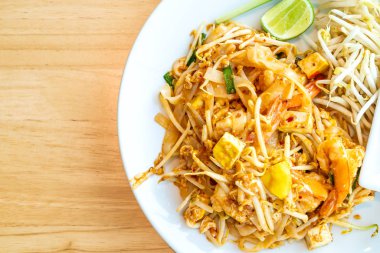 Karides ve karidesler Ile Thai Fried Rice noodle