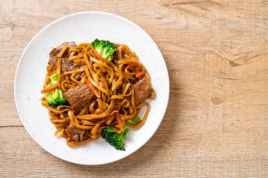 domuz ve sebze ile kızarmış erişte