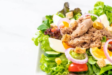 Sebze salatası ve yumurta ile tuna