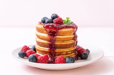 Taze ahududu ve yaban mersini ile gözleme