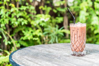 Masanın üzerine çikolatalı buzlu cam