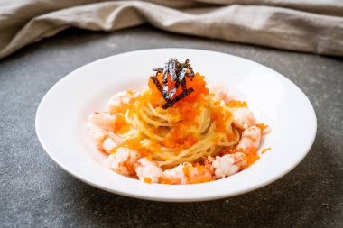 karidesler ve karides yumurtası ile spagetti kremsi