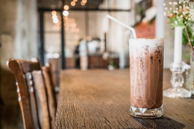 kafede çikolatalı buzlu cam