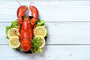 haşlanmış ıstakoz sebze ve limon ile