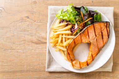 sebze ve patates kızartması ile ızgara somon biftek fileto