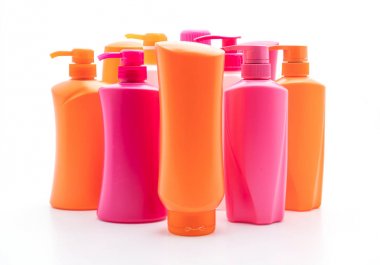 Beyaz arka plan üzerinde şampuan veya saç kremi şişe