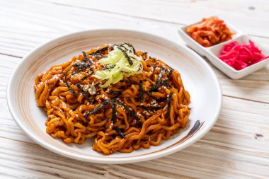 Kore sıcak ve baharatlı anlık noodle kimchi ile