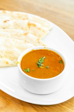 köri tavuk çorbası ile roti