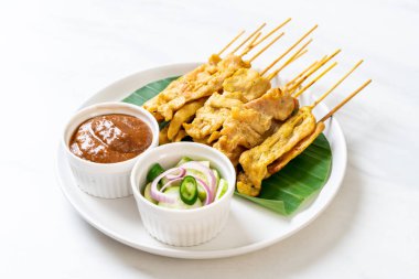 Domuz Satay-ızgara domuz fıstığı sosu veya tatlı ile servis ve 