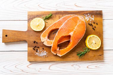 taze çiğ somon fileto biftek