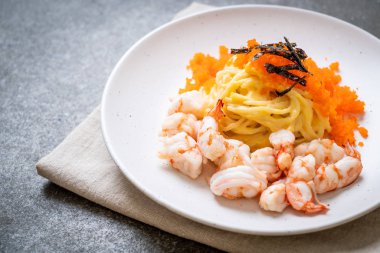 karidesler ve karides yumurtası ile spagetti kremsi