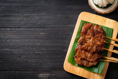 saptırılmış süt domuz beyaz yapışkan pirinç ile ızgara