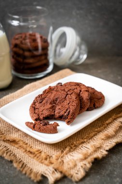 çikolata parçaları ile çikolatalı kurabiye 