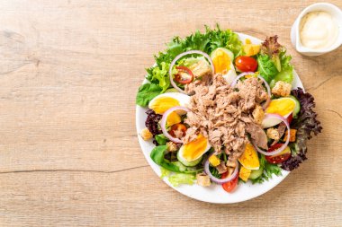 Sebze salatası ve yumurta ile tuna