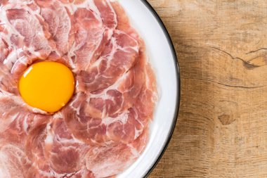 taze dilimlenmiş domuz yumurta ile ham