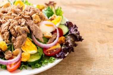 Sebze salatası ve yumurta ile tuna