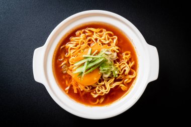 yumurta, sebze ve kimchi Koreli baharatlı anlık erişte