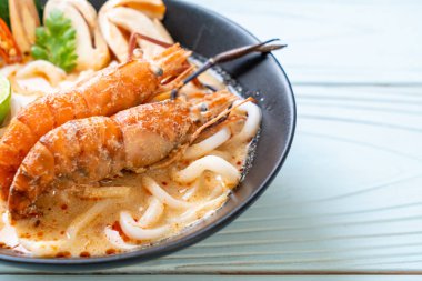 Baharatlı karides udon ramen noodle (Tom Yum Goong)