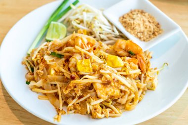 Karides ve karidesler Ile Thai Fried Rice noodle