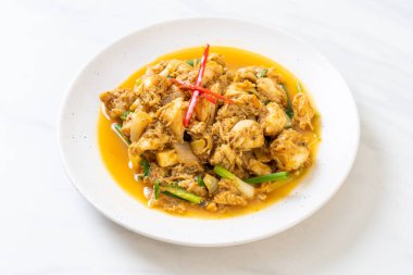 köri tozu ile kızartılmış Yengeç