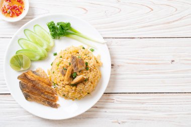 Gevrek gurami balığı kızarmış pilav