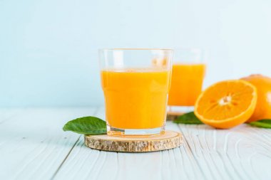Ahşap arka plan üzerinde taze portakal suyu
