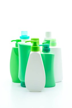 Beyaz arka plan üzerinde şampuan veya saç kremi şişe