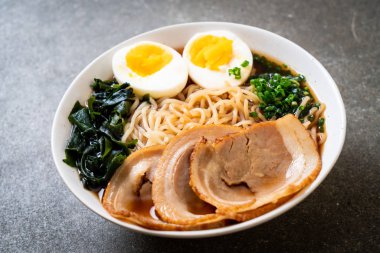 Shoyu ramen noodle domuz eti ve yumurta ile