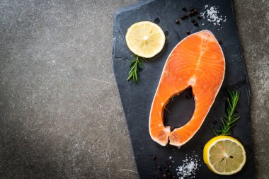 taze çiğ somon fileto biftek