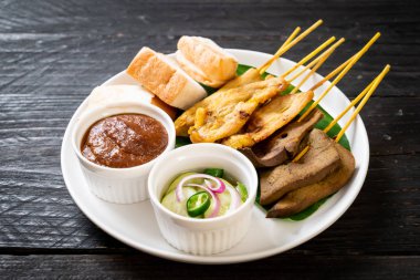 Fıstık sosu ve turşu ile domuz Satay cucumbe olan