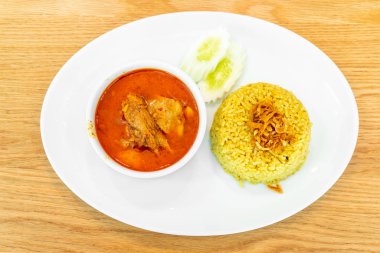 köri tavuk mussaman çorbası ile sarı pirinç