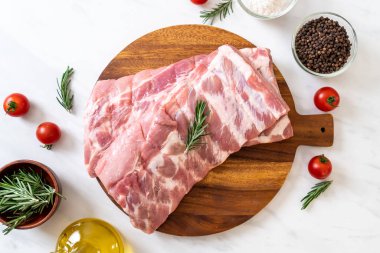 Taze çiğ domuz kaburgası. 