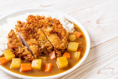 Çıtır çıtır kızarmış domuz pirzola köri ve pilav ile 