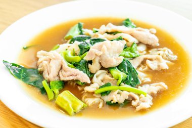  Fried noodle domuz eti ve brokoli ile 