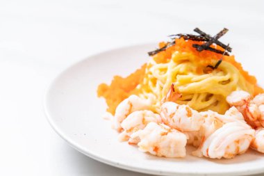 karidesler ve karides yumurtası ile spagetti kremsi