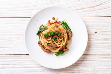 tavuk ve fesleğen ile karıştırın-kızarmış spagetti