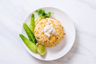 Yengeç kızarmış pilav