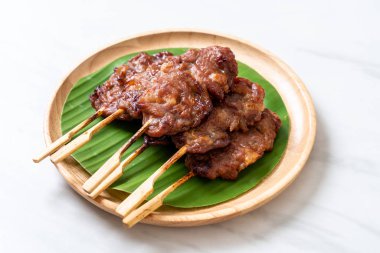 saptırılmış süt domuz beyaz yapışkan pirinç ile ızgara