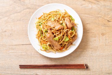 tavada kızartılmış yakisoba noodle domuz eti ile