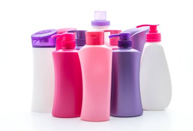 Beyaz arka plan üzerinde şampuan veya saç kremi şişe