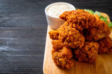 Kızarmış baharatlı tavuk kanadı