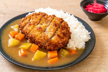 Çıtır çıtır kızarmış domuz pirzola köri ve pilav ile 