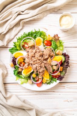Sebze salatası ve yumurta ile tuna